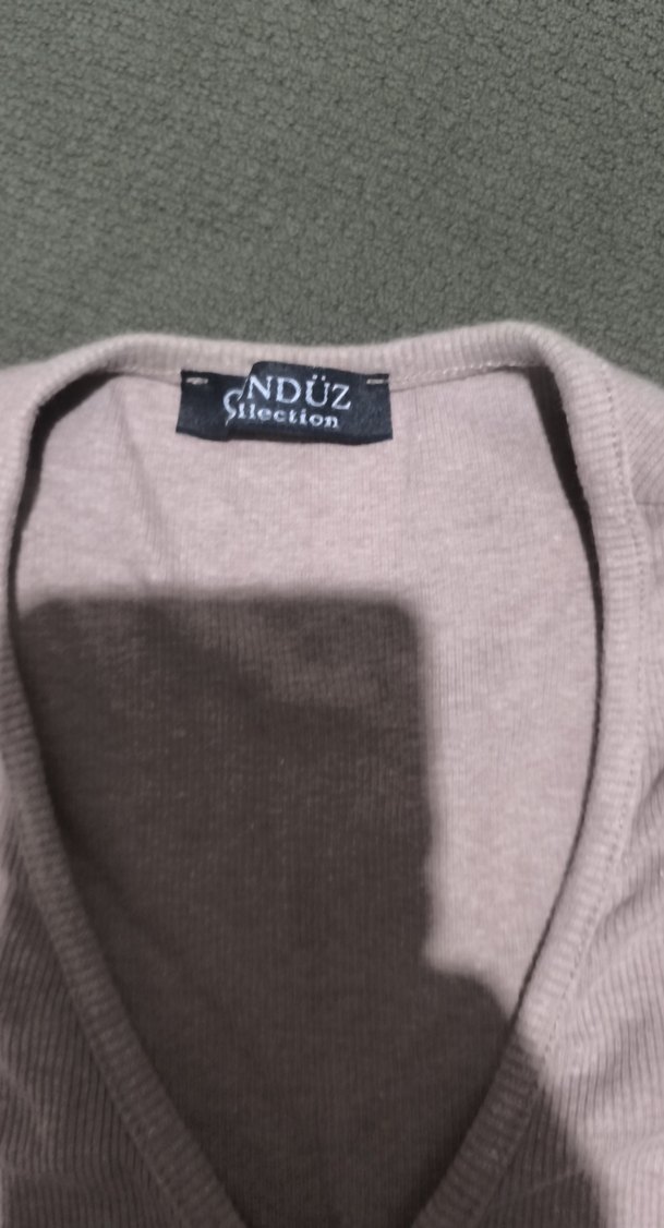 Düğmeli V Yakalı tisort - Görsel 2