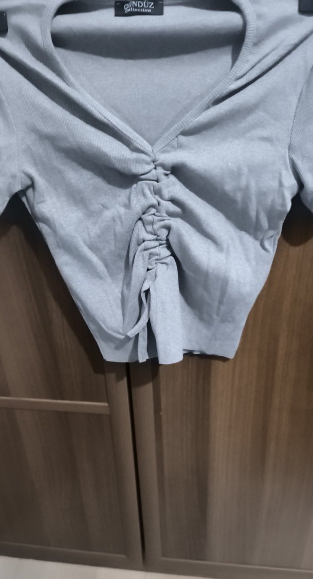 Düğmeli V Yakalı tisort - Görsel 4