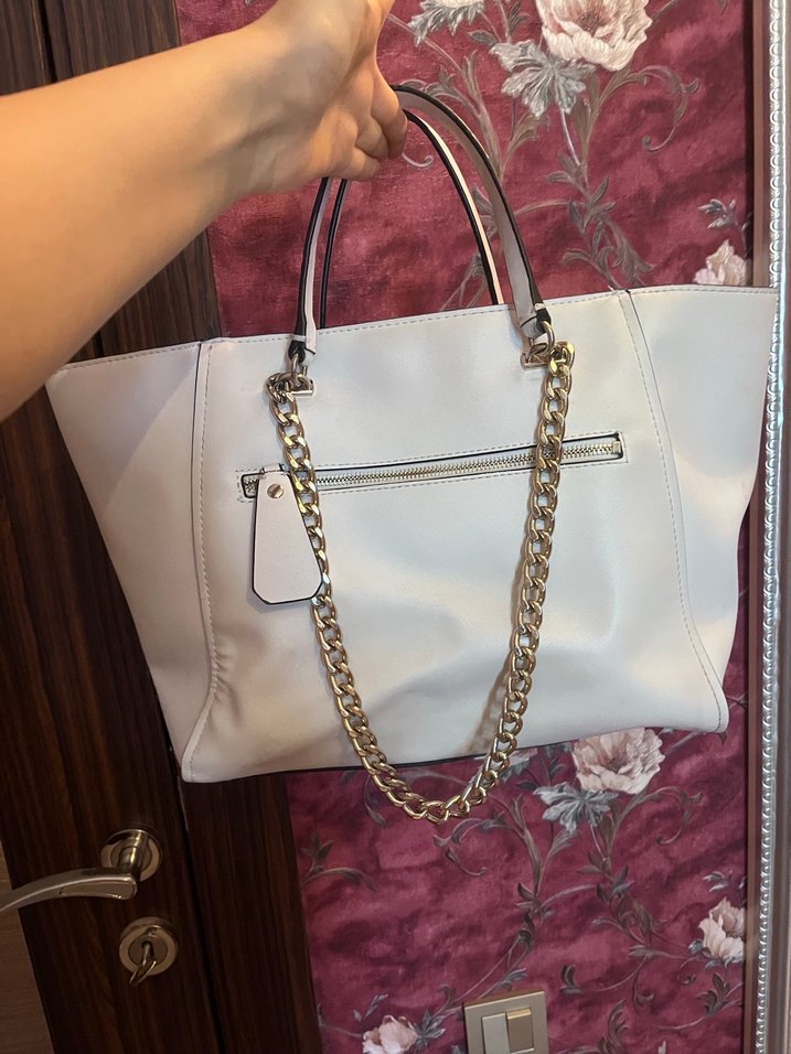 Orijinal GUESS Zincir Detaylı Beyaz Deri Kadın Çanta - Görsel 4