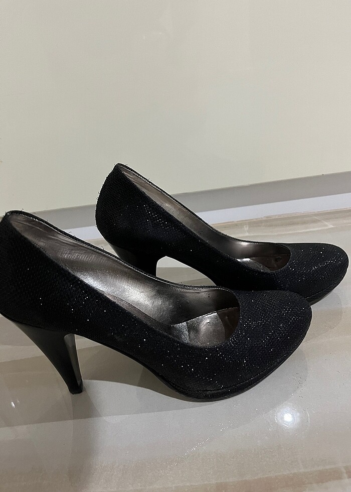 Siyah parlak topuklu ayakkabı - Görsel 2