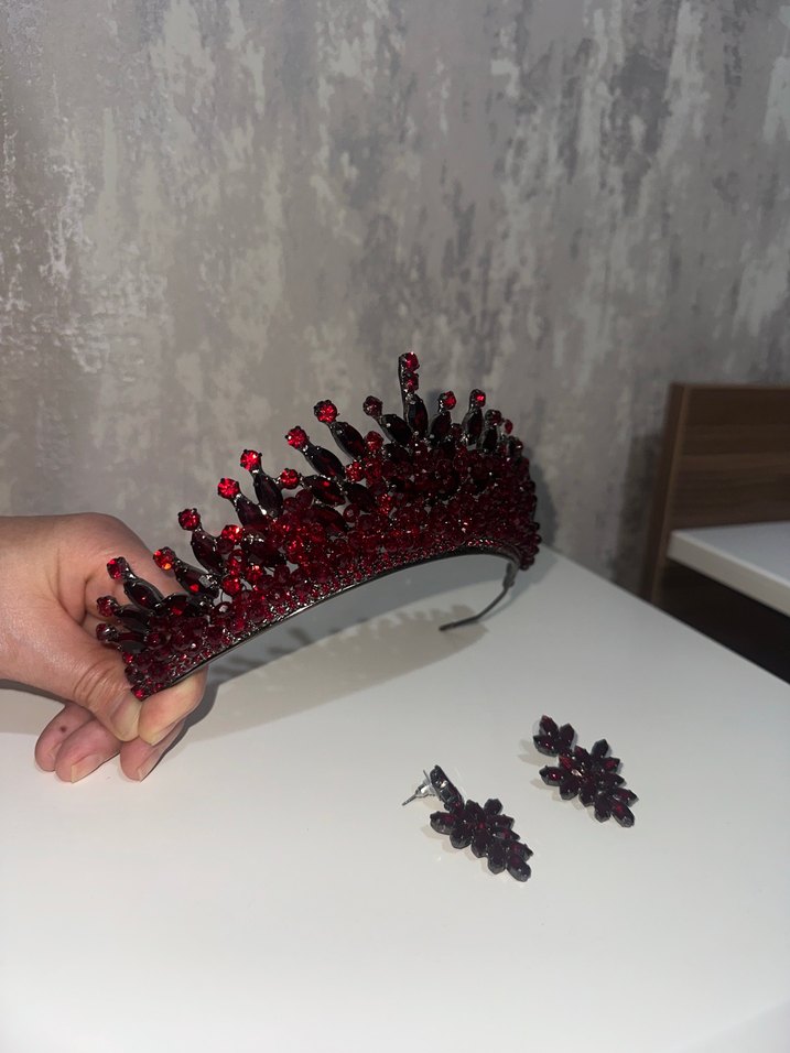 Koyu Kırmızı Parlak Taç ve Küpe Seti - Görsel 2