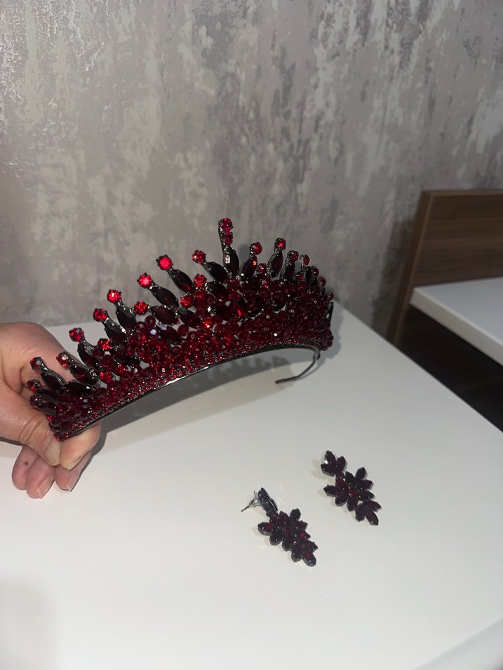 Koyu Kırmızı Parlak Taç ve Küpe Seti - Görsel 3