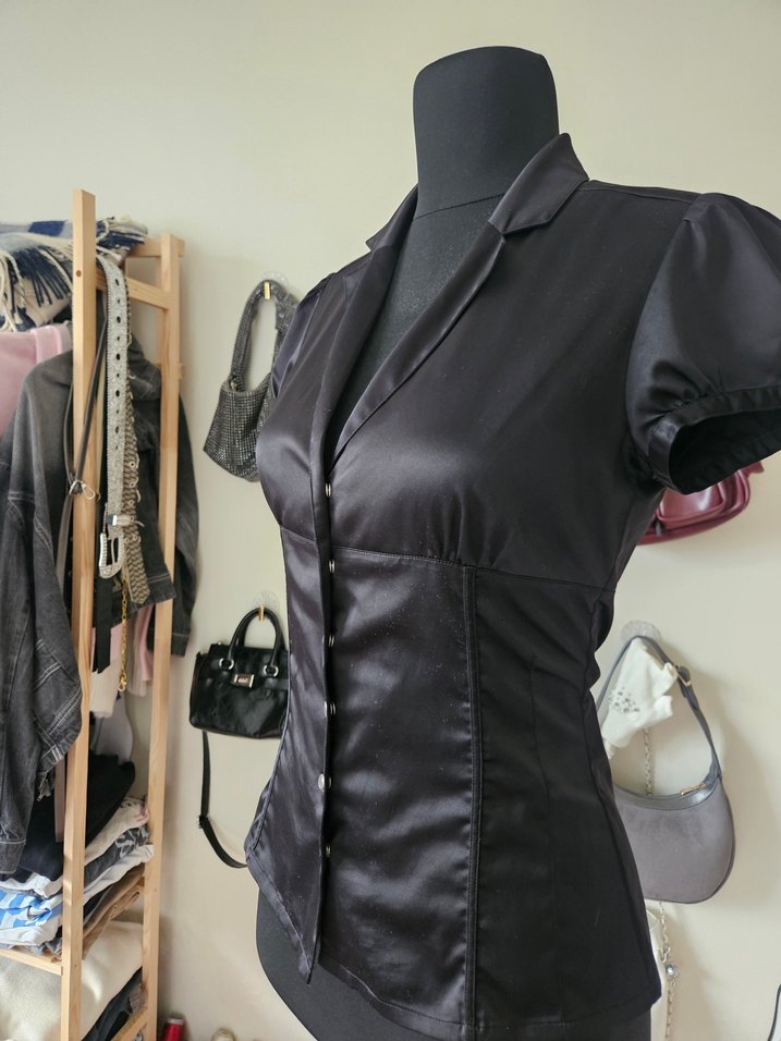 Düğmeli Siyah V Yaka Gotik Kadın Gömlek - Görsel 2