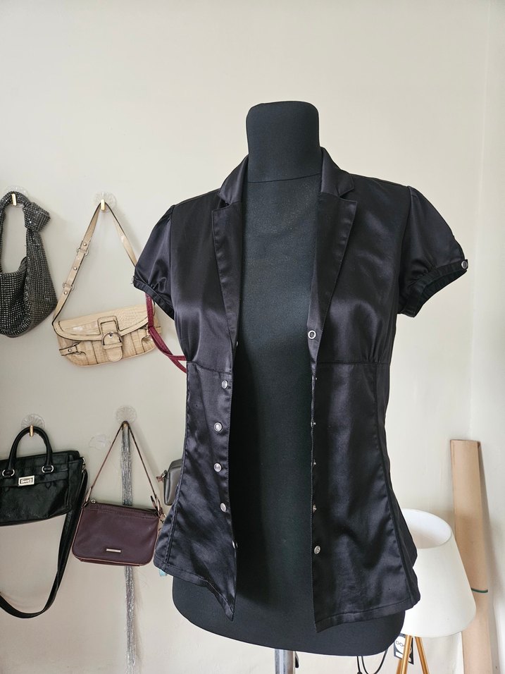 Düğmeli Siyah V Yaka Gotik Kadın Gömlek - Görsel 3