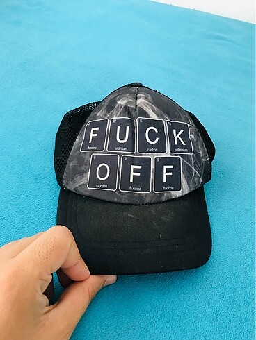 Kep bere şapka fuck off yazılı