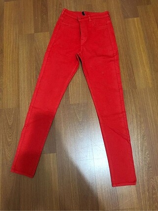 HM KIRMIZI PANTOLON HİÇ GİYİLMEDİ