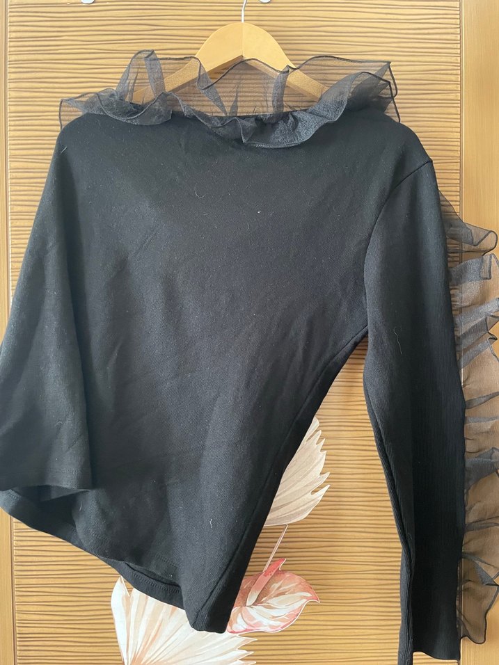 Uzun tek  Kollu Siyah Fırfırlı Kadın Bluz - Görsel 3