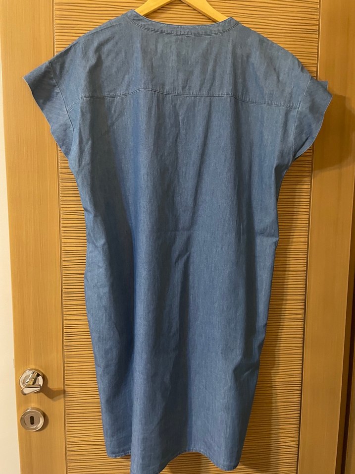 V Yaka Düğmeli Kot Midi Elbise - Görsel 3