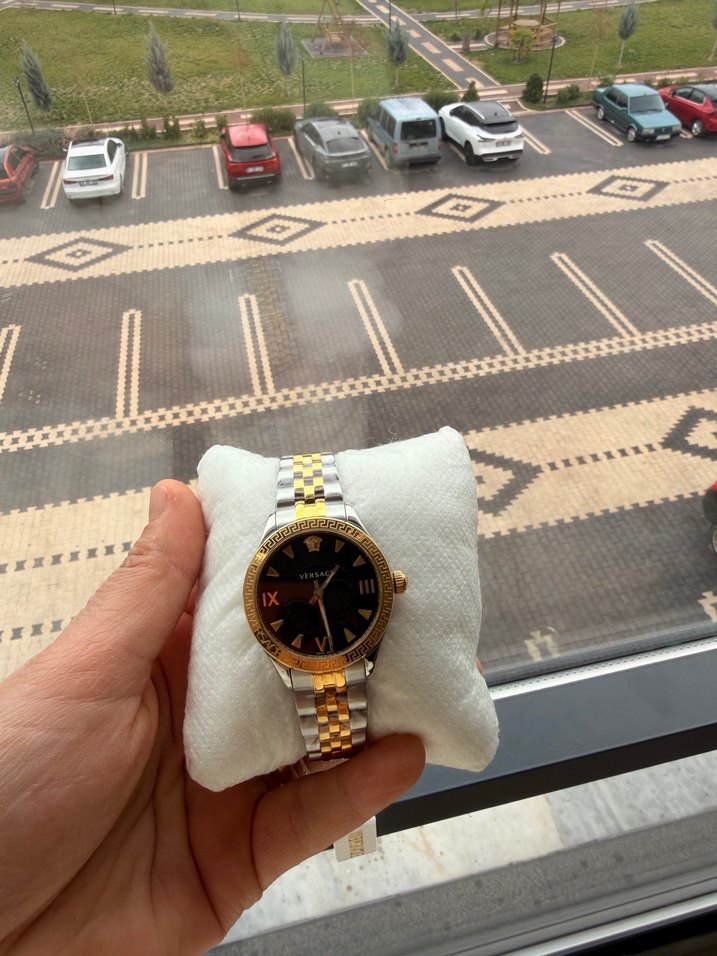 Versace Kadın Altın Renkli Modern Klasik Saat - Görsel 2