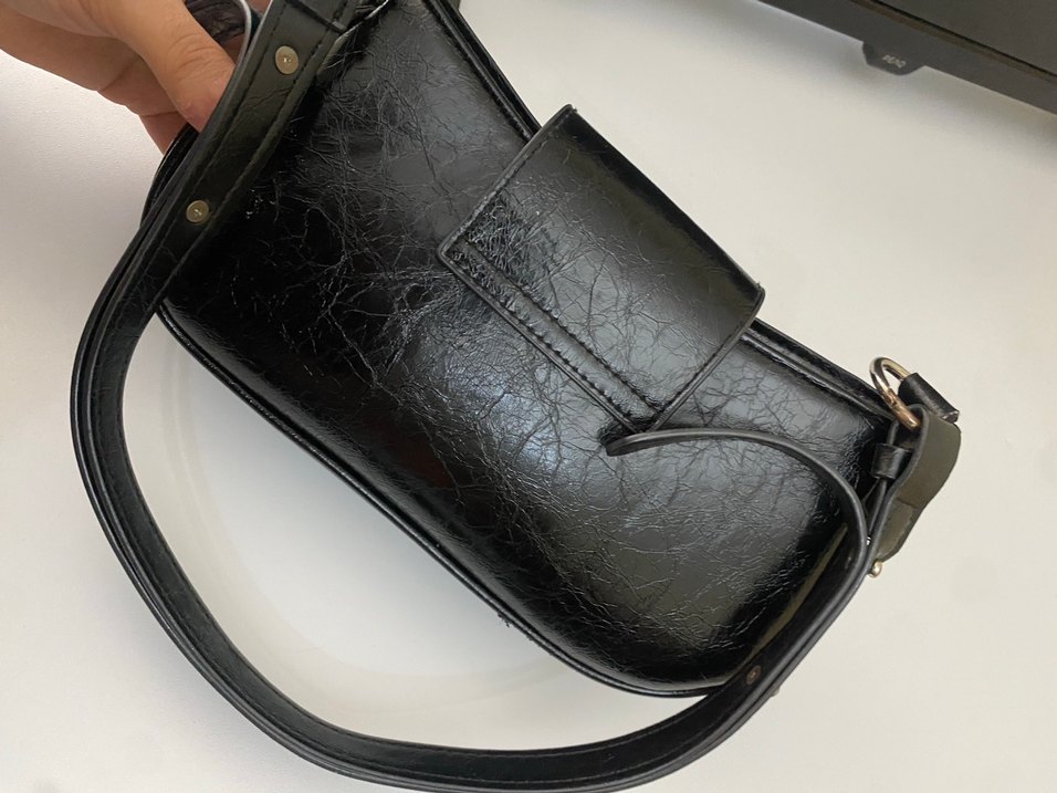 Siyah Deri Kalp Tokalı Kadın Çanta - Görsel 2