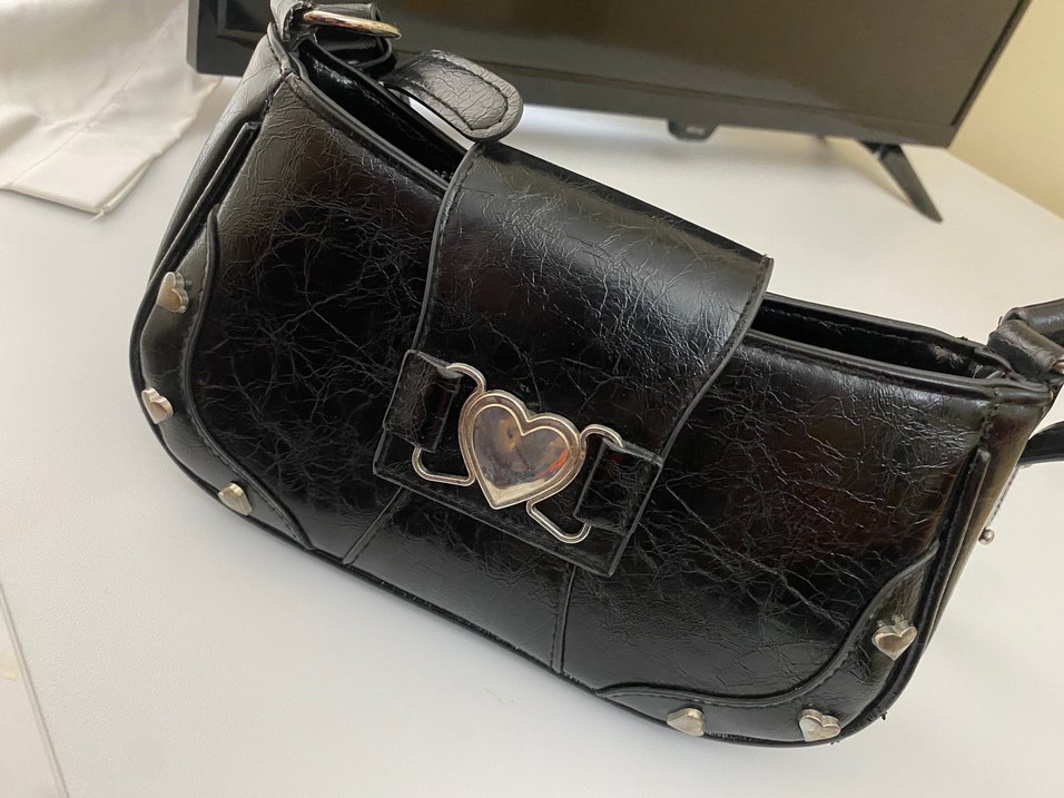 Siyah Deri Kalp Tokalı Kadın Çanta - Görsel 3