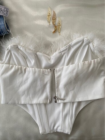 Trendyol & Milla Beyaz tüy crop