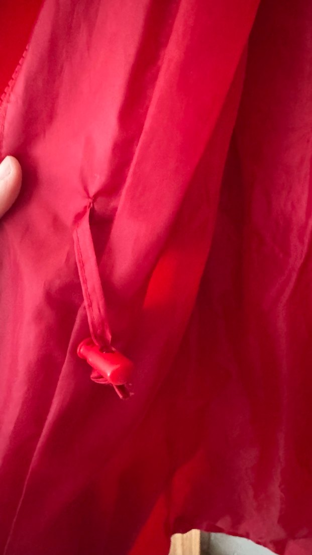 Kırmızı Yağmurluk - Görsel 5