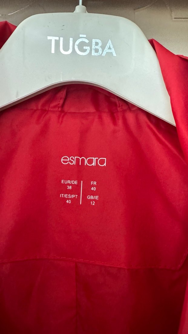 Kırmızı Yağmurluk - Görsel 3