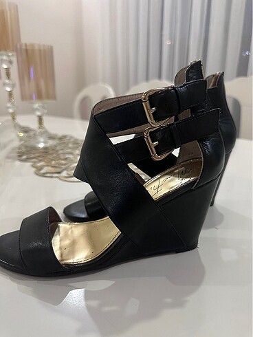 Nine West Siyah deri dolgu topuklu sandalet