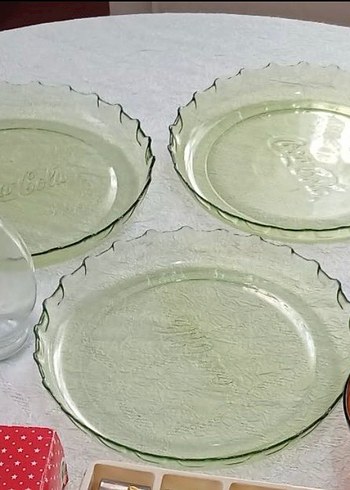 3 adet Renkli Coca Cola tabak. 2 adet yeşil kapaklı şişe. - Görsel 2