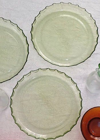 3 adet Renkli Coca Cola tabak. 2 adet yeşil kapaklı şişe. - Görsel 3