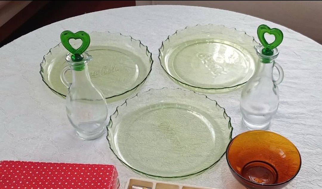 3 adet Renkli Coca Cola tabak. 2 adet yeşil kapaklı şişe. - Görsel 2