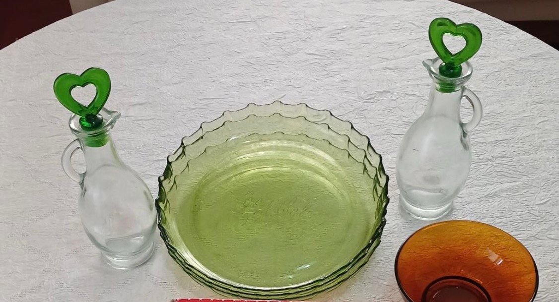 3 adet Renkli Coca Cola tabak. 2 adet yeşil kapaklı şişe. - Görsel 4