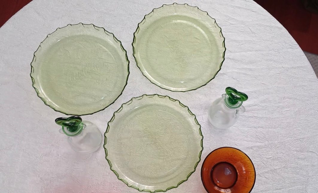 3 adet Renkli Coca Cola tabak. 2 adet yeşil kapaklı şişe. - Görsel 3