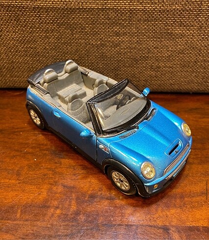 Mini Cooper mavi araba. Çek bırak. Boy 13 cm. Eni 5,5 cm. Ön sağ