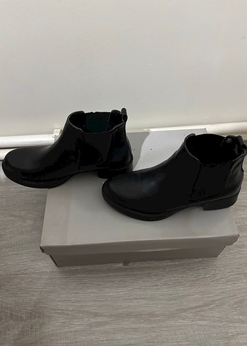 36 Beden Siyah Lastik Tokalı Bot