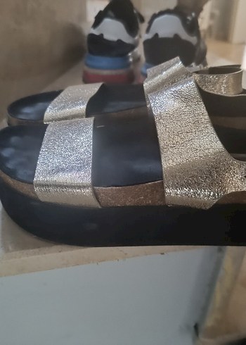 39 Beden Siyah Parlak Bershka sandalet