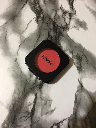 Nyx crimson allık
