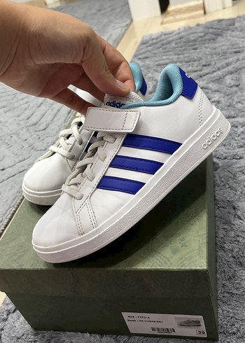 32 Beden Erkek Çocuk Beyaz Adidas Spor Ayakkabı