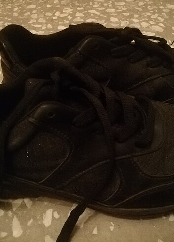siyah spor ayakkabı 