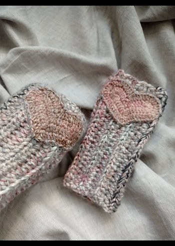 Kalp Detaylı Bej Örgü Kadın Eldiven - Görsel 2