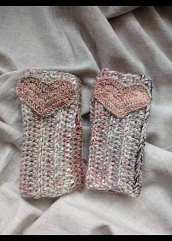 Kalp Detaylı Bej Örgü Kadın Eldiven - Görsel 3