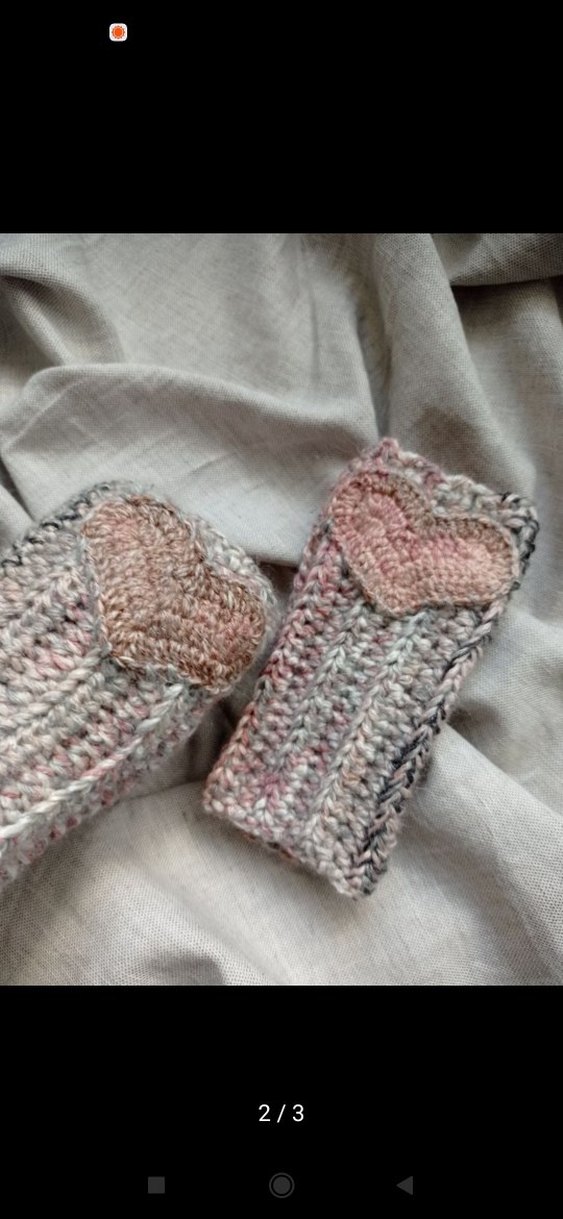 Kalp Detaylı Bej Örgü Kadın Eldiven - Görsel 2