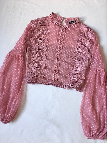 Pembe işlemeli bluz
