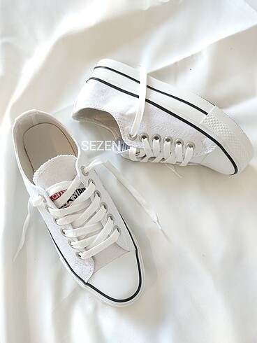 Beyaz converse