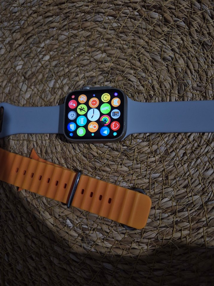 Gri Akıllı Saat ve Turuncu Yedek Kordon - Görsel 3