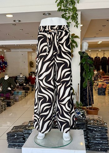 Beyaz Zebra Desenli Bol Kesim Kadın Pantolon