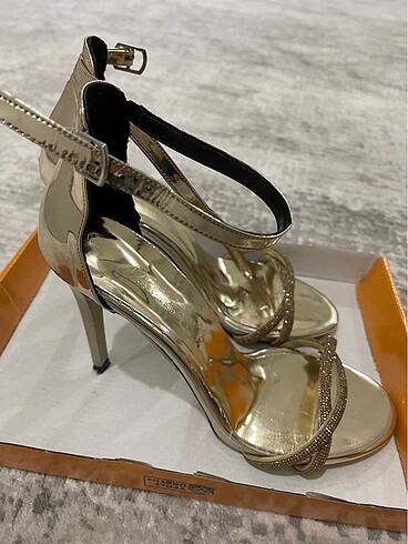 Nine West Gold taşlı topuklu ayakkabı