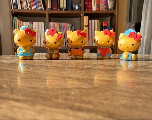 Hello kitty altın figür