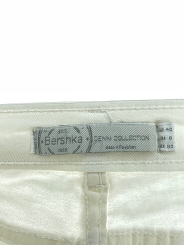 40 Beden beyaz Renk Bershka Jean / Kot %70 İndirimli.