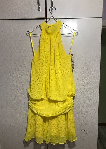 Sırtı açık sarı elbise - Görsel 2