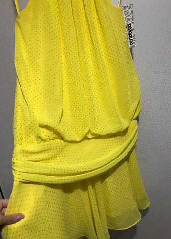 Sırtı açık sarı elbise - Görsel 4