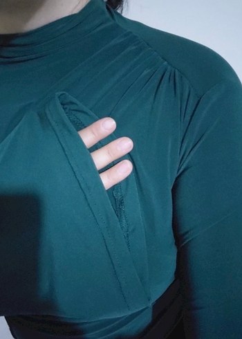 Yüksek Yakalı Zümrüt Yeşil Bluz - Görsel 2