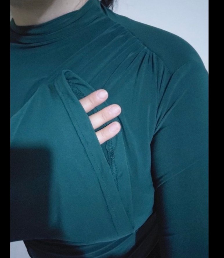 Yüksek Yakalı Zümrüt Yeşil Bluz - Görsel 2