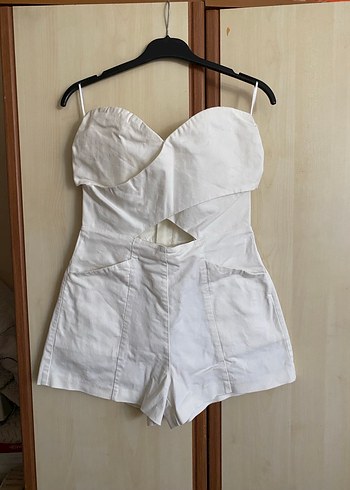 Beyaz Kemerli Straplez Mini Tulum