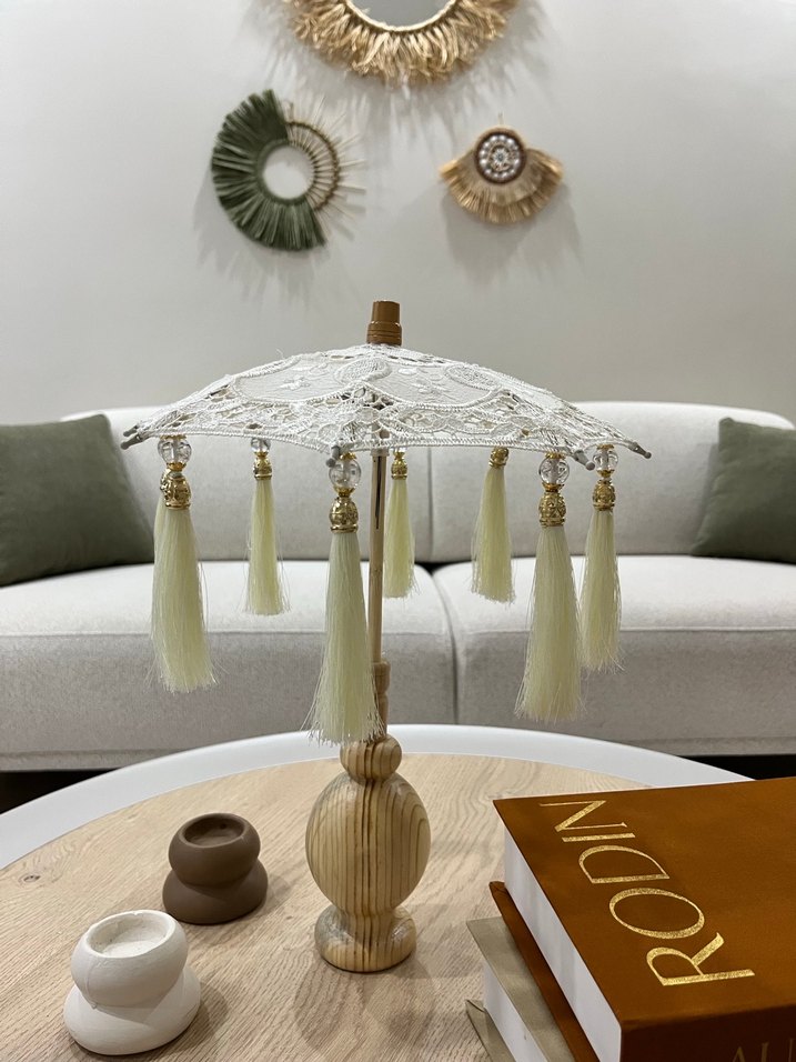 Beyaz Püsküllü Ahşap Masa Lambası - Görsel 2