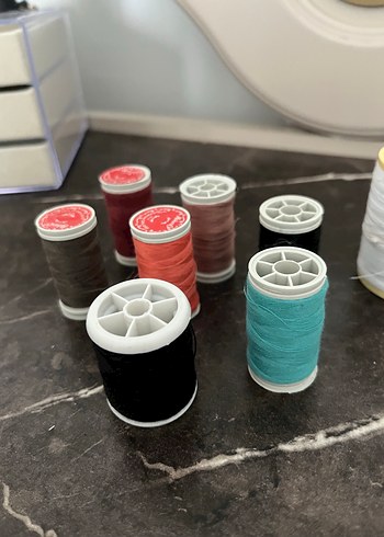 Çeşitli Renklerde Dikiş İplikleri - Görsel 5
