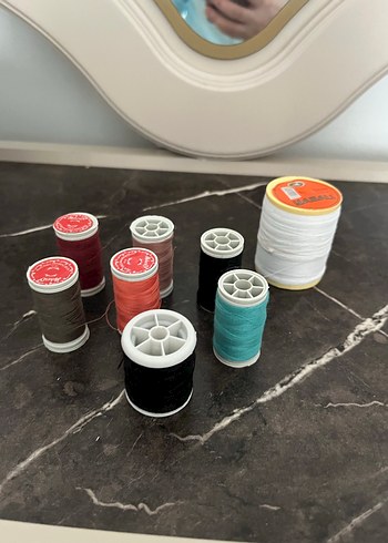 Çeşitli Renklerde Dikiş İplikleri - Görsel 2