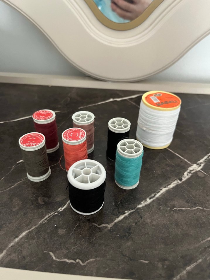 Çeşitli Renklerde Dikiş İplikleri - Görsel 2