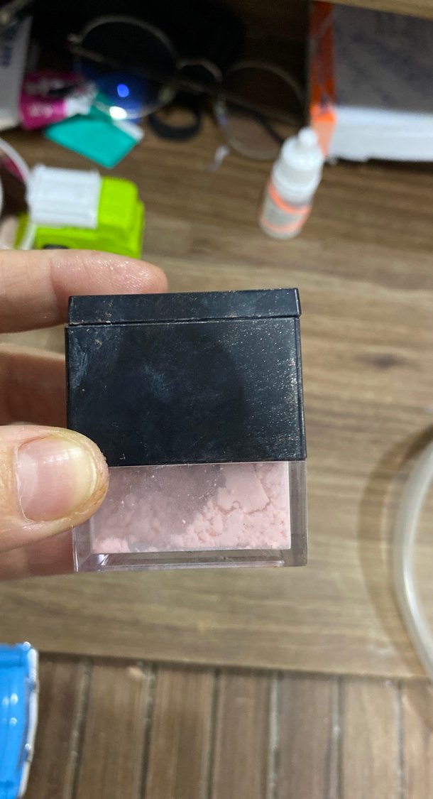 Huda Beauty Siyah Toz Makyaj - Görsel 2